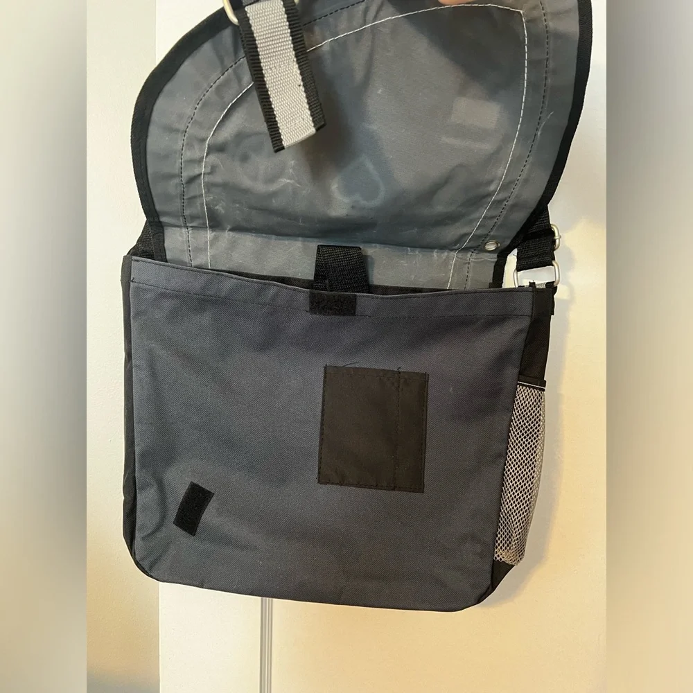 The Economist Messenger‎ Bag Peace Love Understanding 16